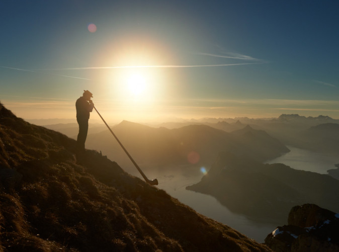 0074_Gipfelglueck_Schoene Aussichten Touristik_Pilatus_Alphorn-Spieler-bei-Sonnenaufgang